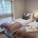 Деревянный коттедж Harewell Wood *
