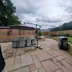 Деревянный коттедж Harewell Wood *